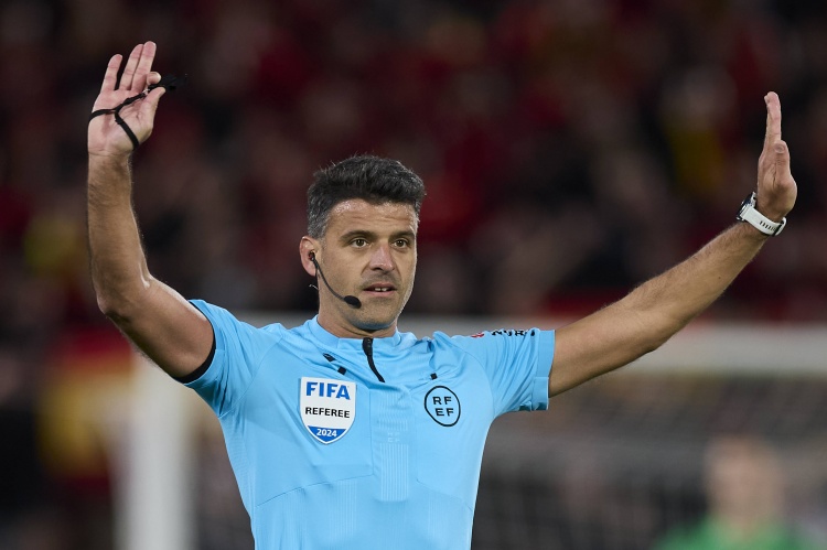 欧博官网-45场12红！世体：巴萨是曼萨诺执法生涯染红最多球队，梅西在列