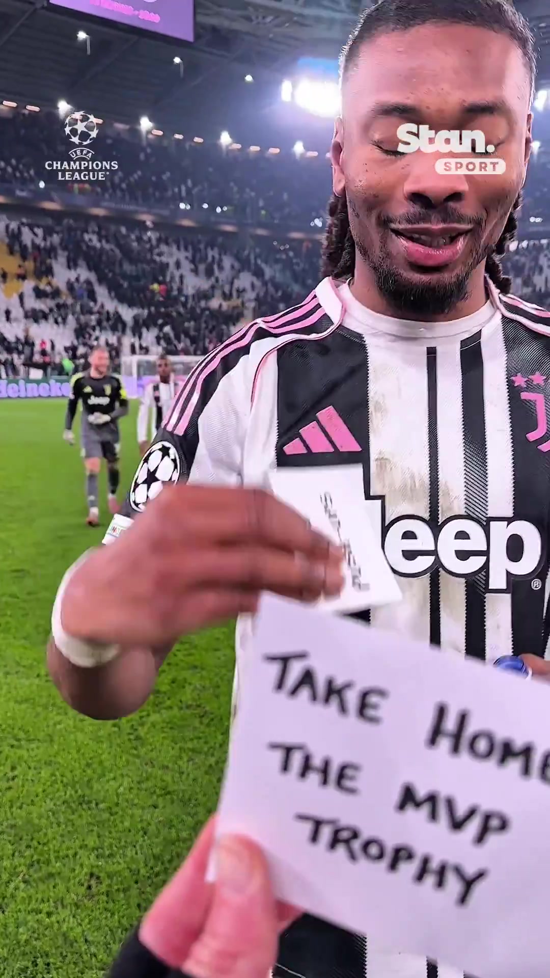 欧博官网-K·图拉姆领取全场最佳奖杯时选错纸条：做10个俯卧撑